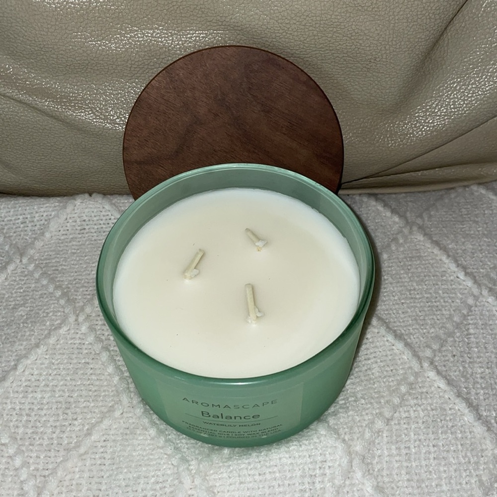 NWT Aromascape Waterlily Melon Candle.  13.5oz. - Picture 2 of 3